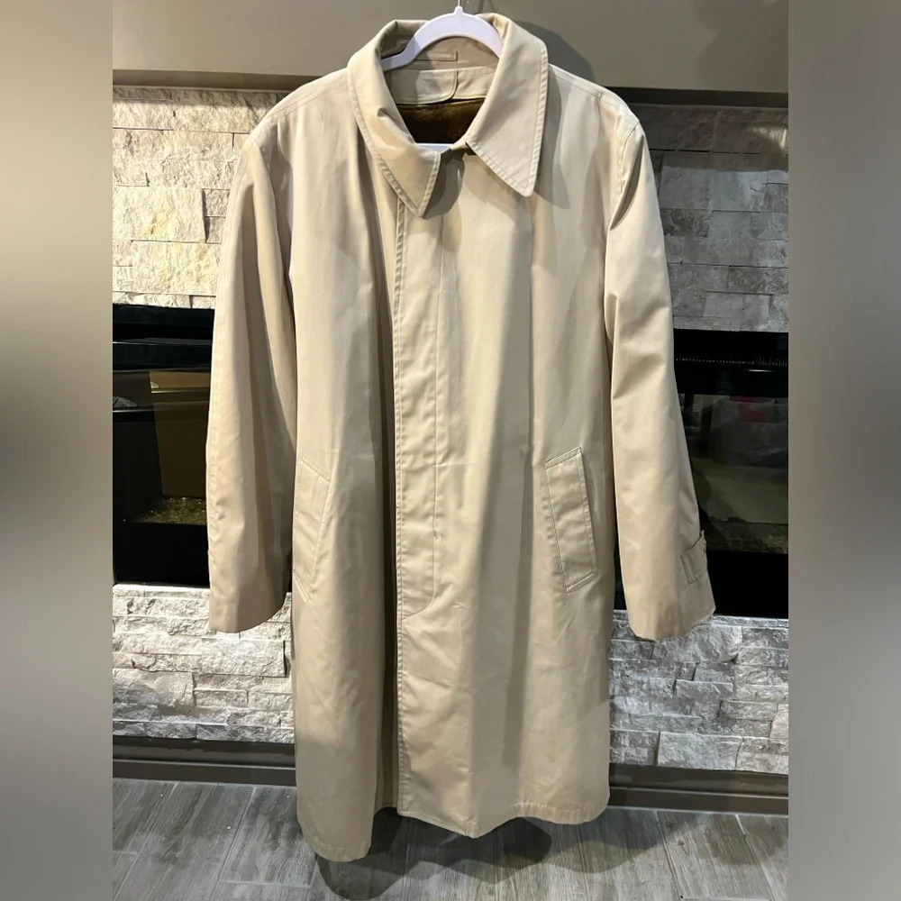 Vintage London Fog Men’s size 44 Long Trench coat, lining that can be removed